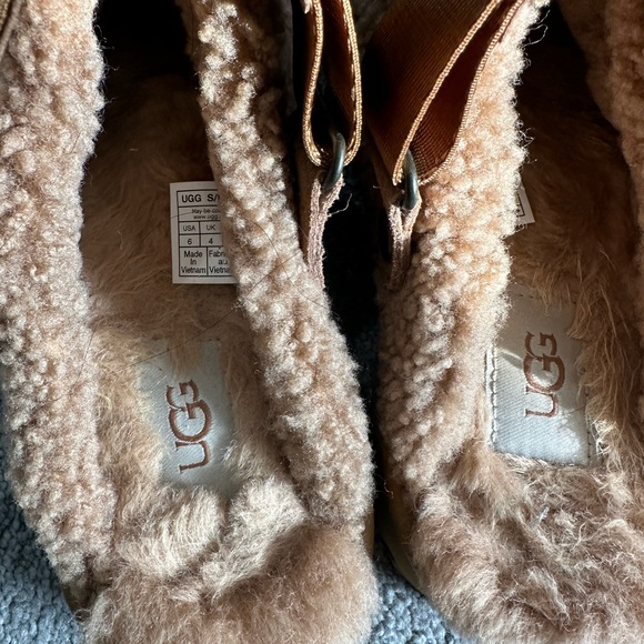 UGG Tan Sherpa Goldenstar Clogs - Picture 4 of 4